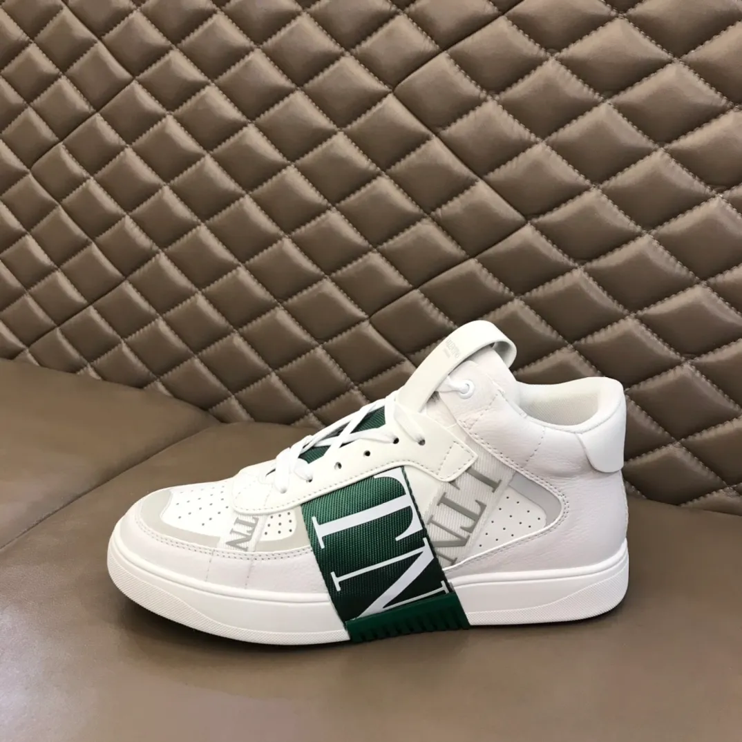p480 "VALETINO**" new high-top 🆕 calfskin lace-up sneakers. No man should be able to refuse these shoes. The classic color scheme is so handsome! Purchase a high-precision replica of the original version to instantly sell off the market currency! 6 VLTN logo rubber effect straps - Valentino Garavani Logo printed on the back and tongue, all materials are customized to ensure quality! Size: 38-44